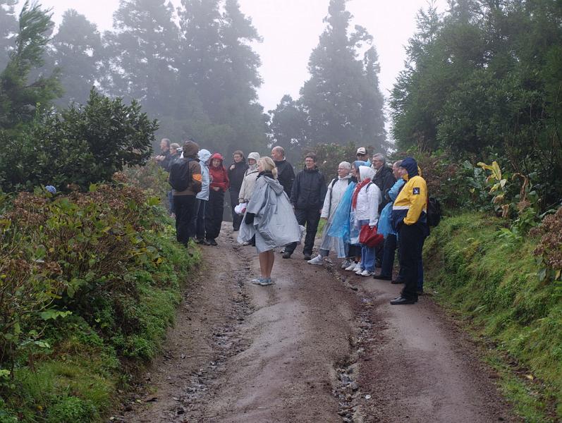 Azorerne 2007 161.jpg - Turister på vandirng i regnvejr, ØV